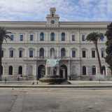 La pi� antica fontana di Bari la incontriamo invece proseguendo su via Sparano e arrivando in piazza Umberto, l� dove di fronte all�Ateneo si staglia una vasca ovale di colore chiaro